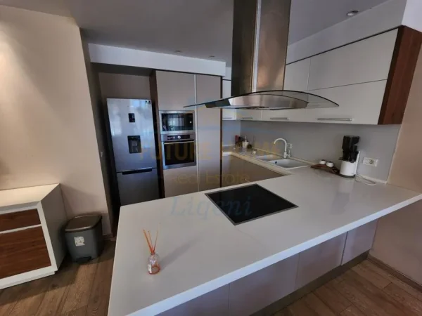 Tirane, jepet me qera apartament 3+1 Kati 2, 139 m² 900 € (Rruga Karl Gega)