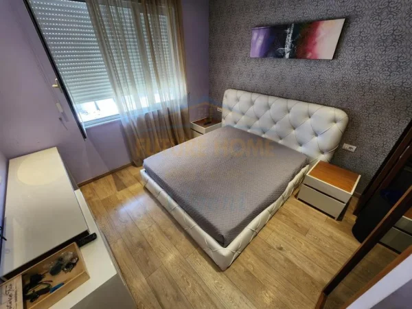 Tirane, jepet me qera apartament 3+1 Kati 2, 139 m² 900 € (Rruga Karl Gega)
