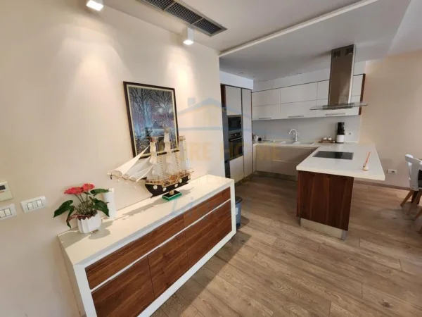 Tirane, jepet me qera apartament 3+1 Kati 2, 139 m² 900 € (Rruga Karl Gega)