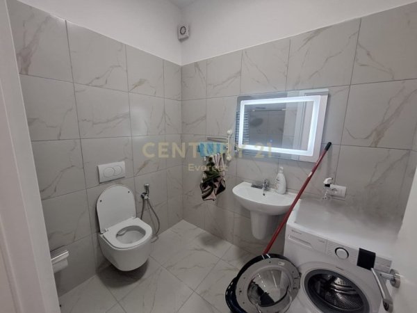 Tirane, jepet me qera apartament 1+1 Kati 10, 70 m² 500 € (Perballe Birra Tirana)