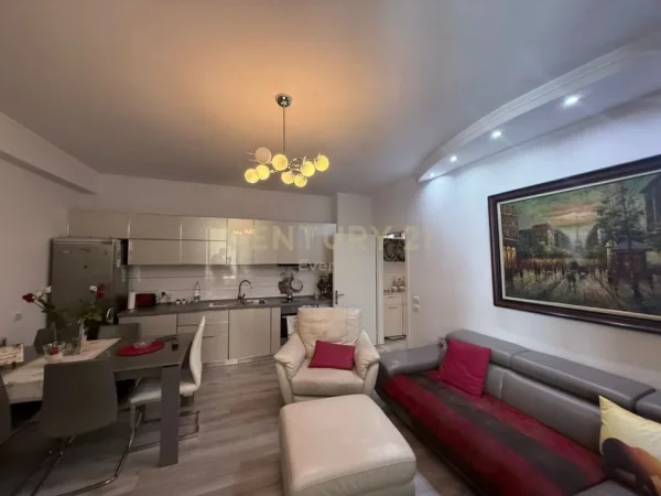 Tirane, jepet me qera apartament 1+1 Kati 8, 64 m² 700 € (Ish Ekspozita)