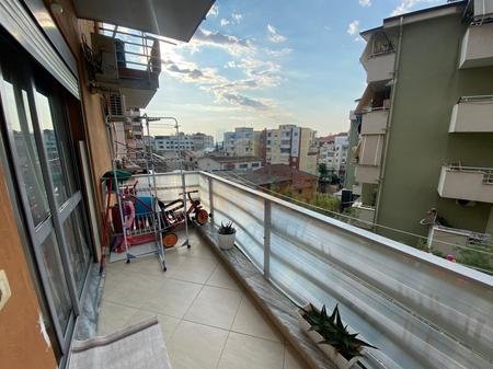 Tirane, shitet apartament 1+1 Kati 1, 52 m² 97.000 € (pranë Anna Market)
