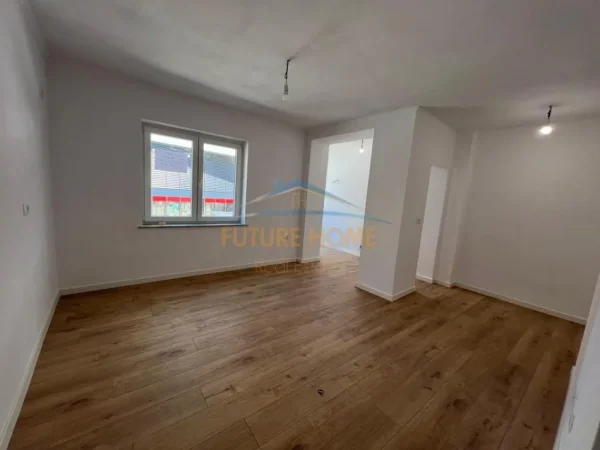 Tirane, jepet me qera ambjent biznesi Kati 2, 83 m² 900 € 