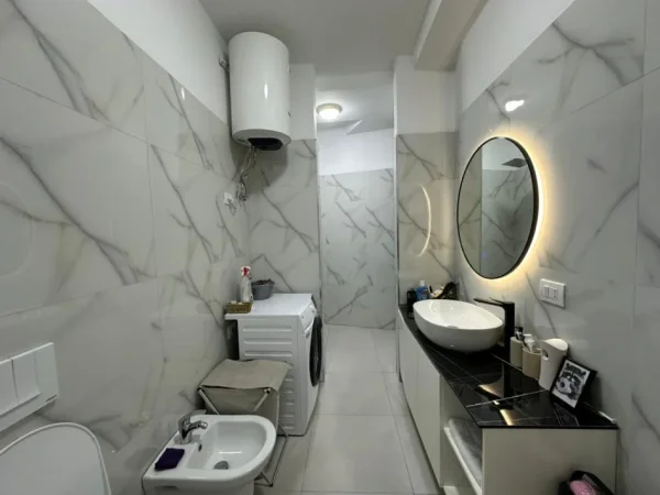 Tirane, jepet me qera apartament 2+1+Ballkon Kati 9, 110 m² 600 € (sokrat miho)