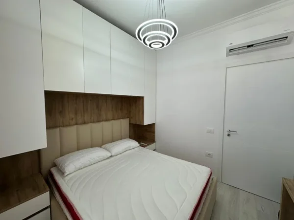 Tirane, jepet me qera apartament 2+1+Ballkon Kati 9, 110 m² 600 € (sokrat miho)