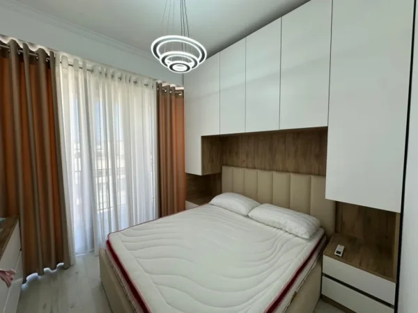 Tirane, jepet me qera apartament 2+1+Ballkon Kati 9, 110 m² 600 € (sokrat miho)