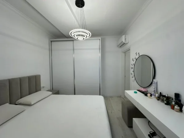 Tirane, jepet me qera apartament 2+1+Ballkon Kati 9, 110 m² 600 € (sokrat miho)