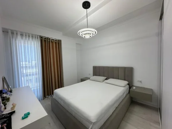 Tirane, jepet me qera apartament 2+1+Ballkon Kati 9, 110 m² 600 € (sokrat miho)