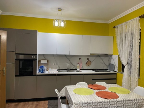 Tirane, jepet me qera apartament 2+1+Ballkon Kati 1, 100 m² 600 € (Ish Restorant Durresi/Rr.Ferit Xhajko)