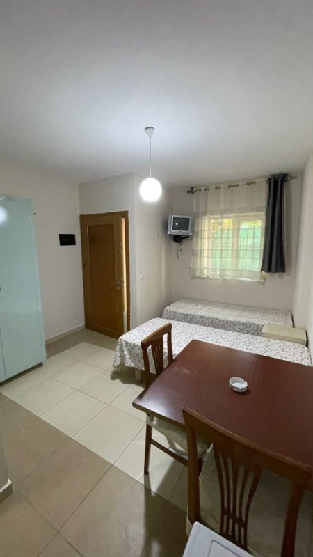 Tirane, jepet me qera garsonier 1+1 Kati 1, 40 m² 260 € 