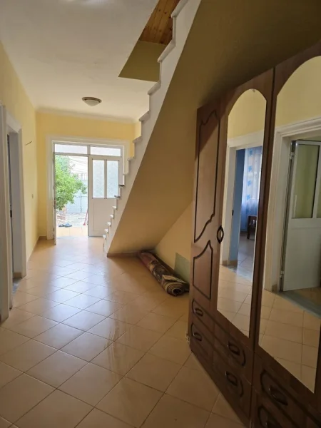 Tirane, jepet me qera apartament 1+1 Kati 1, 70 m² 400 € (RRUGA HALIT BEGA)