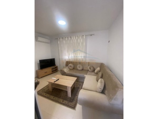 Tirane, jepet me qera apartament 1+1 Kati 2, 60 m² 600 € (Rruga Fortuzi)