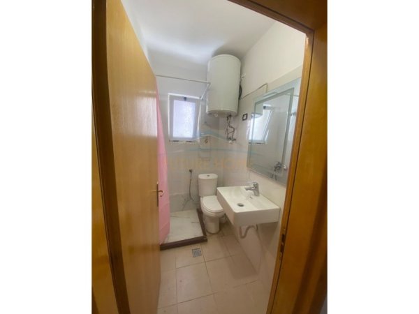 Tirane, jepet me qera apartament 1+1 Kati 2, 60 m² 600 € (Rruga Fortuzi)