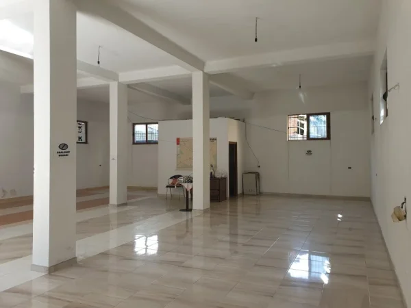 Tirane, jepet me qera ambjent biznesi Kati 0, 156 m² 1.000 € (Rruga Teodor Keko)