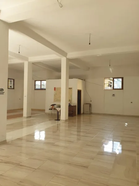 Tirane, jepet me qera ambjent biznesi Kati 0, 156 m² 1.000 € (Rruga Teodor Keko)