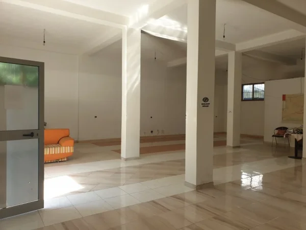 Tirane, jepet me qera ambjent biznesi Kati 0, 156 m² 1.000 € (Rruga Teodor Keko)