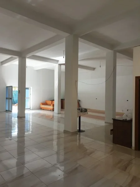 Tirane, jepet me qera ambjent biznesi Kati 0, 156 m² 1.000 € (Rruga Teodor Keko)