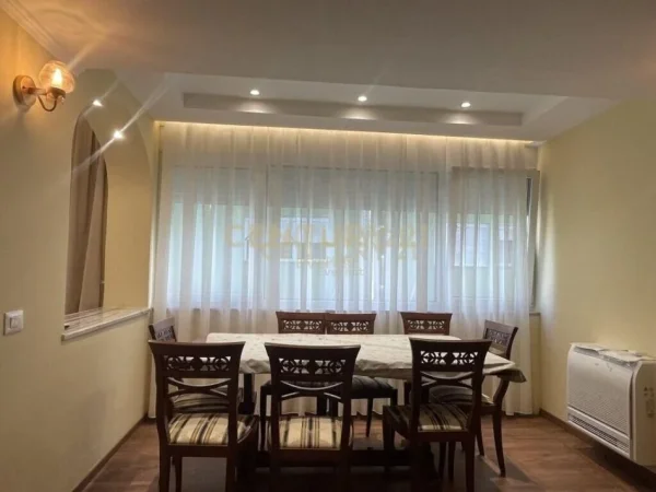 Tirane, jepet me qera apartament 2+1 Kati 8, 145 m² 1.300 € (Ish Bllok)