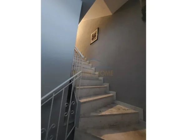 Tirane, jepet me qera Vile 3+1 Kati 1, 160 m² 1.200 € 