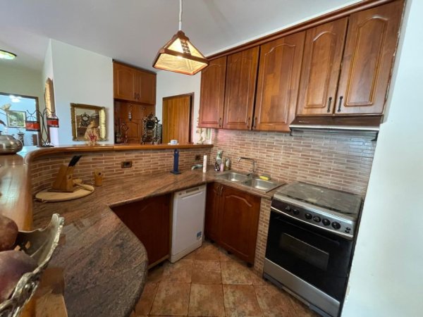 Tirane, jepet me qera apartament 2+1+Ballkon Kati 5, 150 m² 650 € (ATSH)