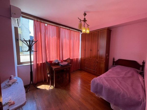 Tirane, jepet me qera apartament 2+1+Ballkon Kati 5, 150 m² 650 € (ATSH)