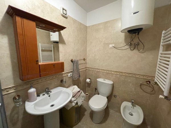 Tirane, jepet me qera apartament 2+1+Ballkon Kati 5, 150 m² 650 € (ATSH)