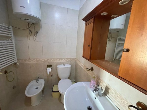 Tirane, jepet me qera apartament 2+1+Ballkon Kati 5, 150 m² 650 € (ATSH)