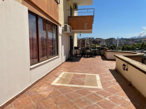 Tirane, jepet me qera apartament 2+1+Ballkon Kati 5, 150 m² 650 € (ATSH)