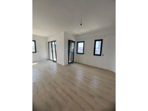 Tirane, shitet apartament 2+1+Ballkon Kati 5, 128 m² 217.600 € 
