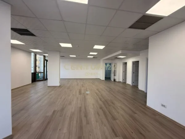 Tirane, jepet me qera zyre Kati 8, 100 m² 1.500 € (Sheshi Wilson)