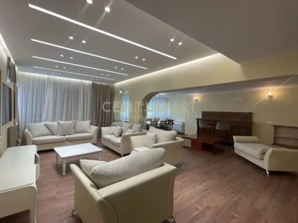 Tirane, jepet me qera apartament 2+1 Kati 8, 145 m² 1.300 € (ISH BLLOKU)