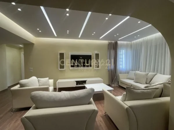 Tirane, jepet me qera apartament 2+1 Kati 8, 145 m² 1.300 € (ISH BLLOKU)