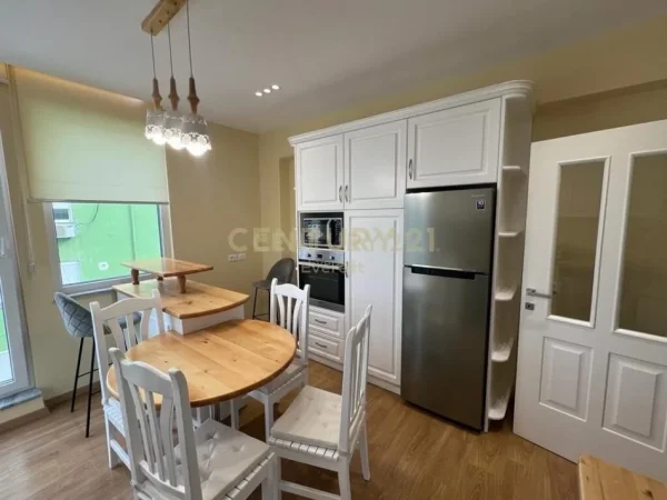 Tirane, jepet me qera apartament 2+1 Kati 8, 145 m² 1.300 € (ISH BLLOKU)