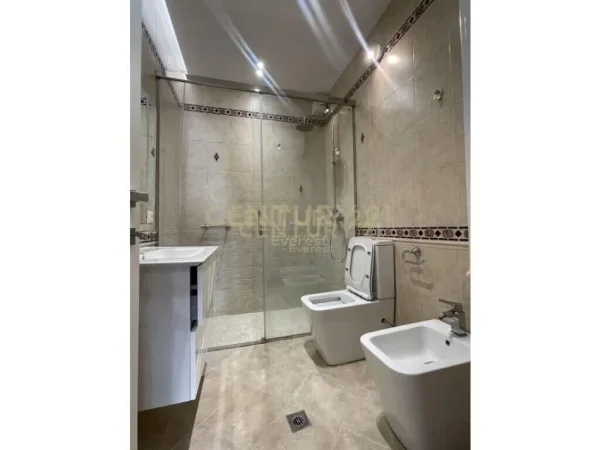 Tirane, jepet me qera apartament 2+1 Kati 8, 145 m² 1.300 € (ISH BLLOKU)