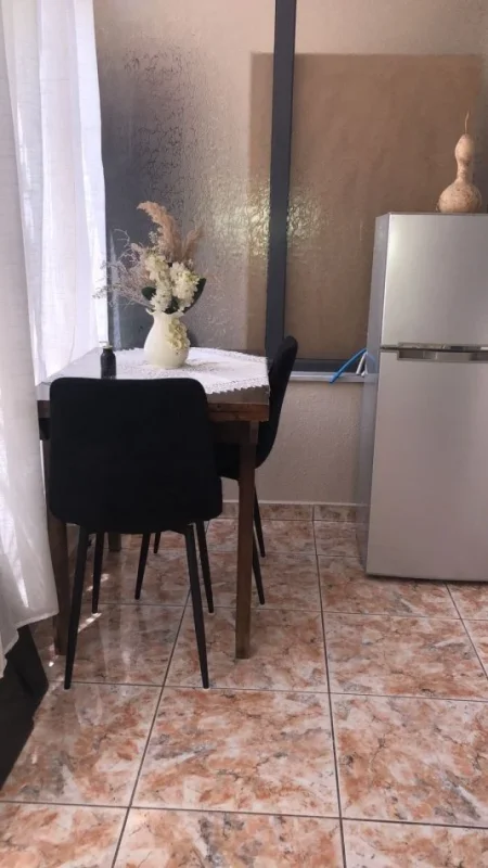 Tirane, jepet me qera apartament 1+1 Kati 1, 40 m² 360 € (RRUGA 5 MAJI)