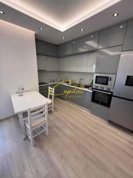 Tirane, jepet me qera apartament 2+1+Ballkon Kati 3, 80 m² 500 € (SAUK)