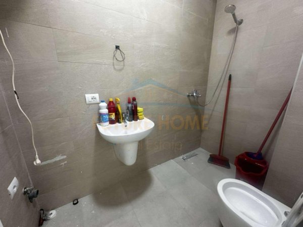 Tirane, jepet me qera apartament 1+1 Kati 4, 61 m² 450 € (Rezidenca Henke, Spitali Amerikan 3)