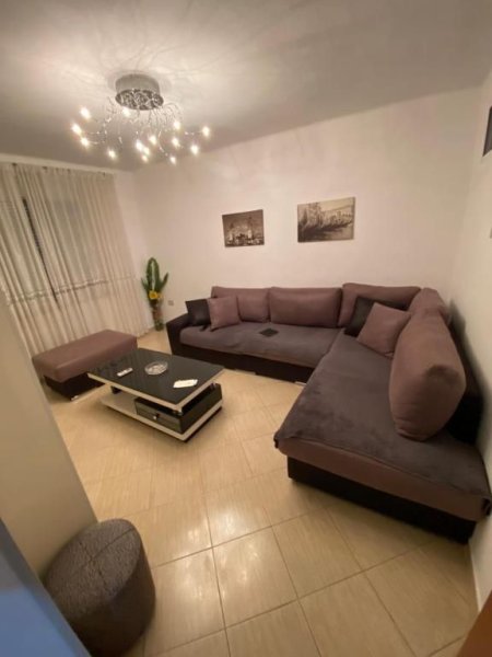 Tirane, jepet me qera apartament 1+1+Ballkon Kati 1, 75 m² 400 € (ALI DEMI)
