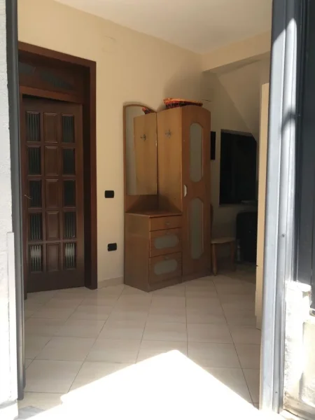 Tirane, jepet me qera apartament 1+1 Kati 1, 70 m² 510 € (RRUGA 5 MAJI)