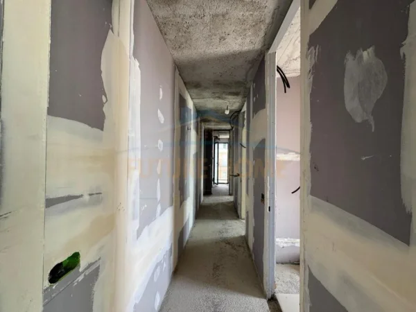 Durres, shitet apartament 3+1+Ballkon Kati 3, 149 m² 450.000 € (Currila)