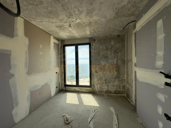 Durres, shitet apartament 3+1+Ballkon Kati 3, 149 m² 450.000 € (Currila)