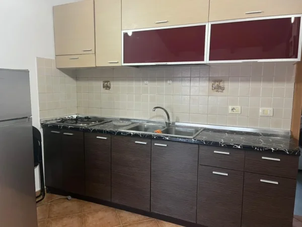 Tirane, jepet me qera apartament 1+1 Kati 1, 70 m² 510 € (RRUGA 5 MAJI)