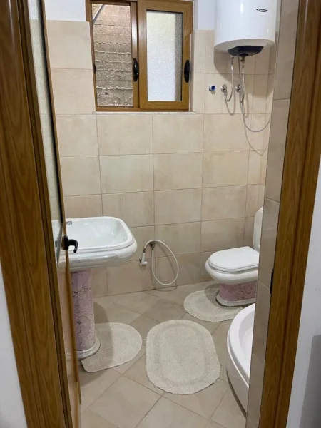 Tirane, jepet me qera apartament 1+1+Ballkon Kati 1, 70 m² 350 € (SELITE)