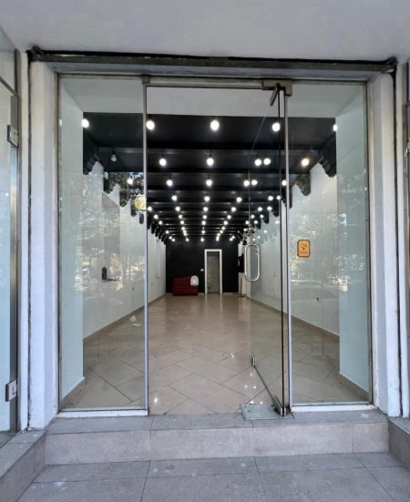 Tirane, jepet me qera dyqan Kati 0, 45 m² 850 € (BRRYLI)