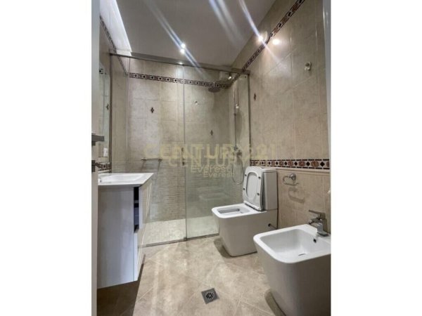 Tirane, jepet me qera apartament 2+1+Aneks+Ballkon Kati 8, 145 m² 1.300 € (Ish-Blloku)