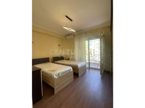 Tirane, jepet me qera apartament 2+1+Aneks+Ballkon Kati 8, 145 m² 1.300 € (Ish-Blloku)