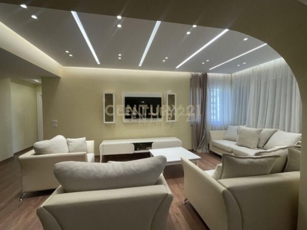 Tirane, jepet me qera apartament 2+1+Aneks+Ballkon Kati 8, 145 m² 1.300 € (Ish-Blloku)
