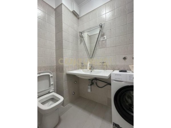 Tirane, jepet me qera apartament 2+1+Aneks+Ballkon Kati 8, 145 m² 1.300 € (Ish-Blloku)
