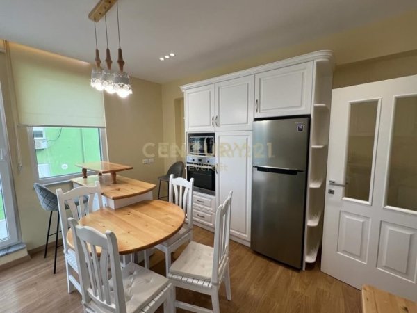 Tirane, jepet me qera apartament 2+1+Aneks+Ballkon Kati 8, 145 m² 1.300 € (Ish-Blloku)