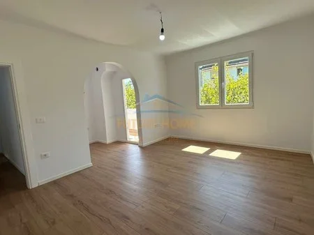 Tirane, shitet apartament 2+1+Ballkon Kati 4, 73 m² 129.000 € 